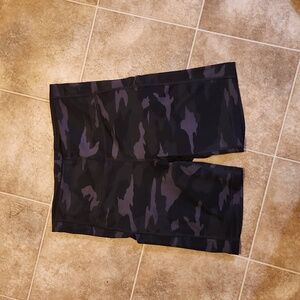 Athleta Ultimate Stash 7" Shorts Size S